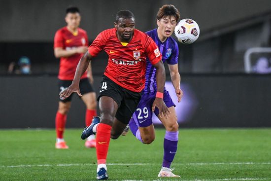 Turli xil narsalarni dumbadan yuqoriga kotarish videosi