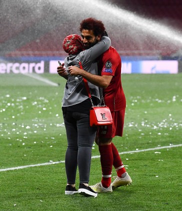 Foto stock editoriale Mohamed Salah Liverpool Hugs His Wife - Immagine  stock | Shutterstock Editorial