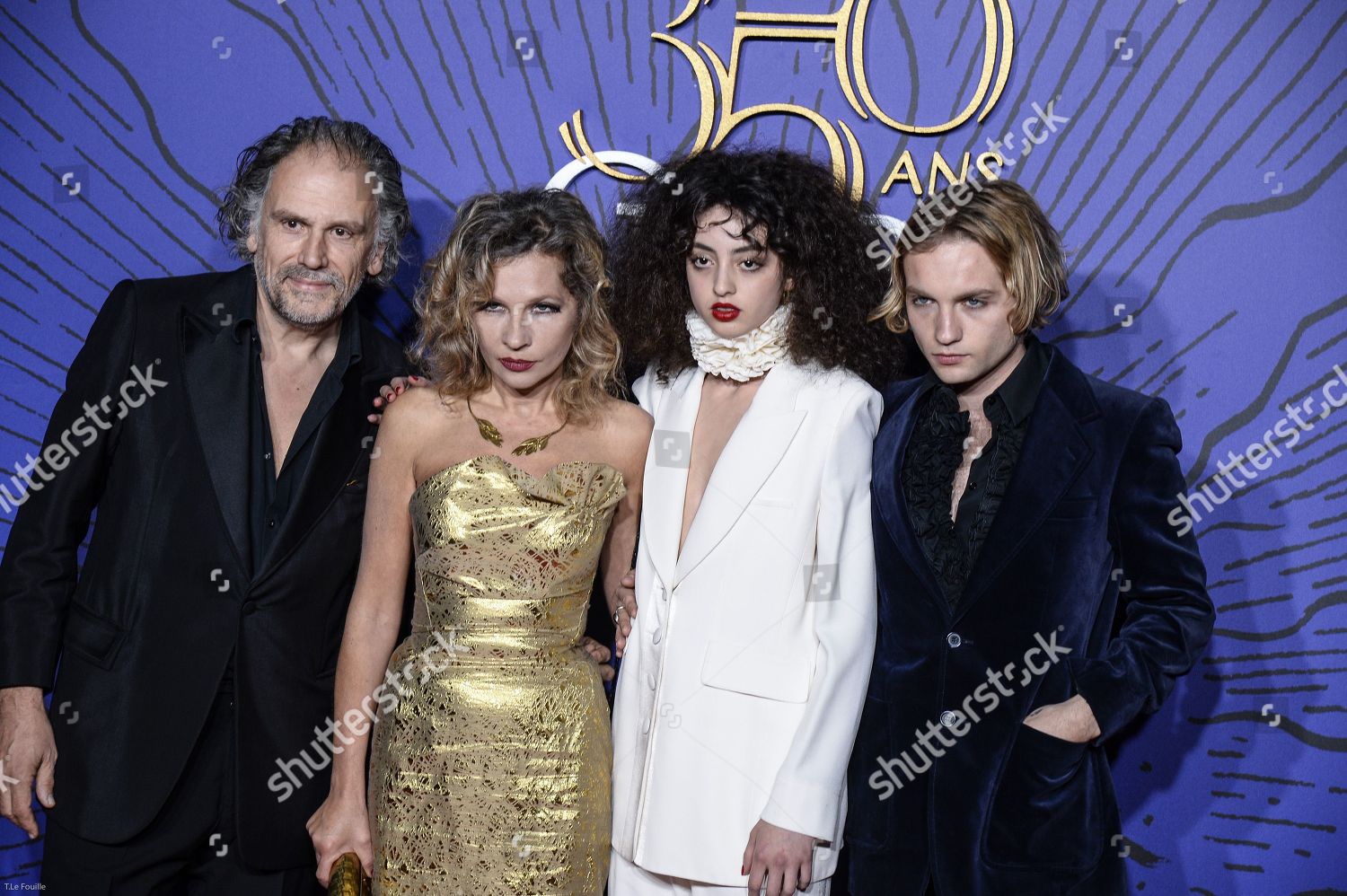 Singlim onlayn porno tomosha qilish uchun hammomga kirdi.