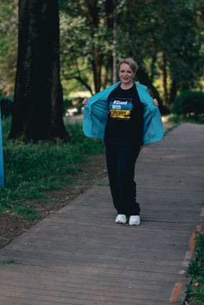 Xotinlar massaj qiladilar va siklarni silkitadilar
