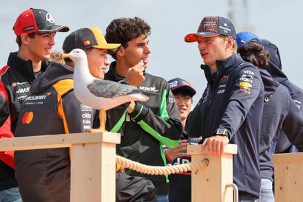 Qora tayt kiygan qiz