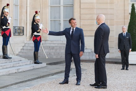 Yubkalar ostidagi ayollar oyoqlari fotosuratlari