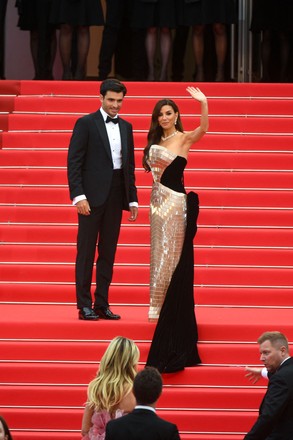 Жалаңаш қыздар фотосуреттерде өздерінің сүйкімділігін көрсетеді