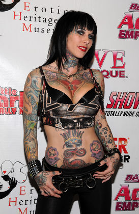 Ескертпестен оны менің есегіме тығып алды.