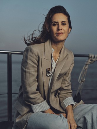 Anna Nosatova suzish kiyimida