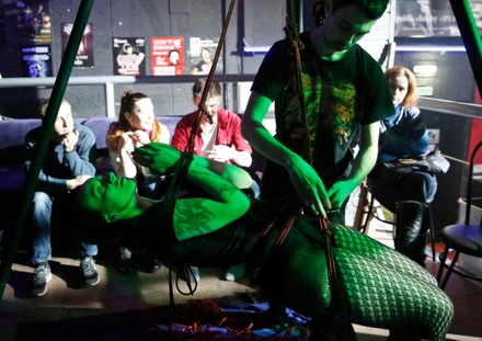 Dik tomonidan yirtilgan teshiklar