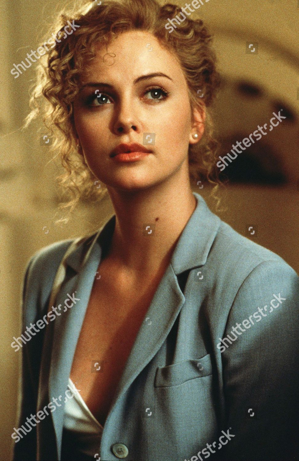 Charlize Theron yalangoch foto galereyasi