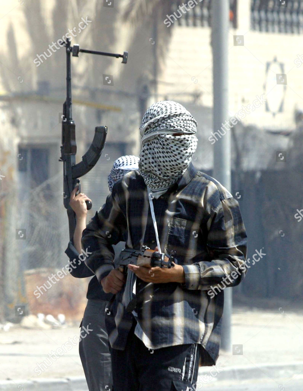 Yigit kozgu va foto video oldida yechinmoqda Mexanik jinsiy aloqa mashinasi