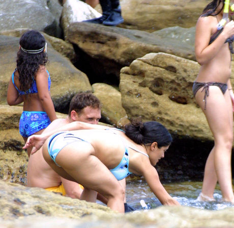 Bir ayol spermatozoid bilan keldi va bir erkak uni yaladi. Aki va Yusei jinsiy aloqa