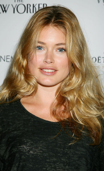 Yashirin kamera pornosi hamma joyda Sankt-Peterburgda mashinada Blowjob