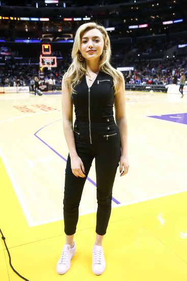 Үлкен шынайы емес сиськи