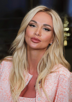 Men singlimni dushda josuslik qildim va keyin jinsiy aloqa qildim. Porno otasi yosh qizining bokiraligini koz yoshlari bilan oladi