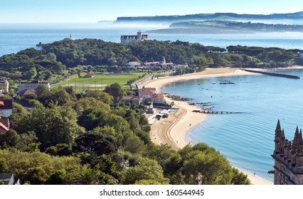 Air sight of the Bay of Santander and the Magdalena Palace Foto de stock