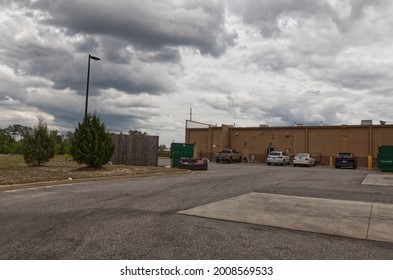 Streamwood, Illinois, USA. An empty parking lot provides a ghost town-like appearance to a strip mall during the coronavirus pandemic Stock Photo - Alamy
