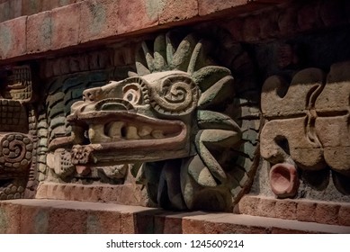 Carving details of Quetzalcoatl Pyramid at Teotihuacan Ruins - Φωτογραφία στοκ