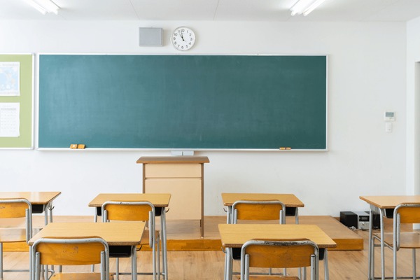 Klasseværelse på skolen uden studerende og lærer Stock-foto