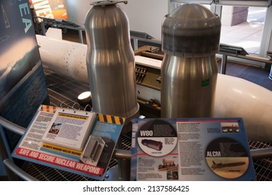 LOS ALAMOS, NEW MEXICO - DECEMBER 13, 2013: W80 thermonuclear warheads, and information sign, at the Bradbury Science Museum. – Redaktionelles Stockfoto