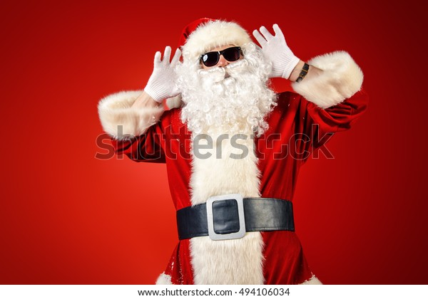 赤いサンタクロース クリスマス赤い背景にサングラスをかけた現代のサンタクロース