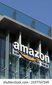 米国カリフォルニア州パロアルト – 2022年4月30日：Amazonのロゴは、カリフォルニア州パロアルトのAmazonキャンパスで見られます。パロアルトの場所は、A9検索、アマゾンウェブサービス、アマゾンゲームスタジオのチームをホストしています。のエディトリアル写真素材