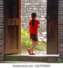 光屁股 Photo 只穿着红肚兜光屁股的12岁中国女孩在中国乡村开门AI-generated image 2267078069 | Shutterstock