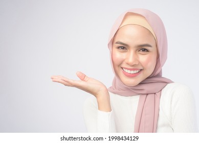 Hijab Girl Sit Smile Cute Stock Illustration 1764474020