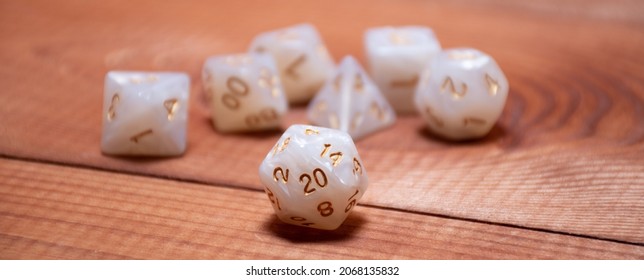 Set of role playing white dices on a gaming table made of wood: banner for Dungeons and Dragons role-playing games స్టాక్ ఫోటో