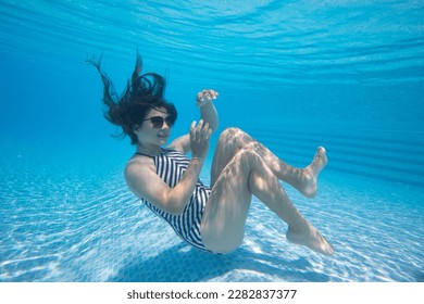 1,463 Teen Underwater Girls Images, Stock Photos & Vectors | Shutterstock