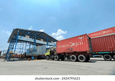 Traffic Jam Container Terminal Port Surabaya Stock Photo 2424795621 ...