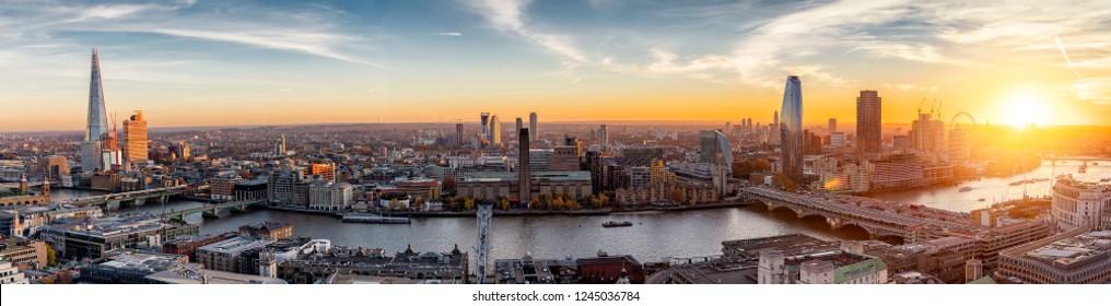 Vista sullo skylne di Londra lungo il Tamigi durante l'ora del tramonto, Regno Unito Foto stock