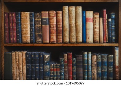 Vintage books without names or numbers on a wooden shelf Stockfoto