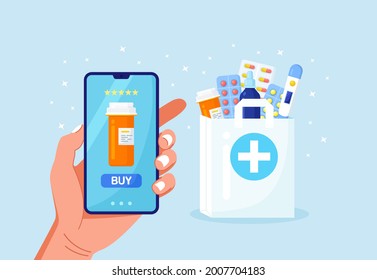 Mano humana sosteniendo el teléfono móvil para el pago de medicinas en línea. Servicio de farmacia de entrega a domicilio. Bolsa de papel con botella de pastillas, medicamentos, medicamentos, termómetro dentro. Asistencia médica, concepto de atención de la salud Vector de stock