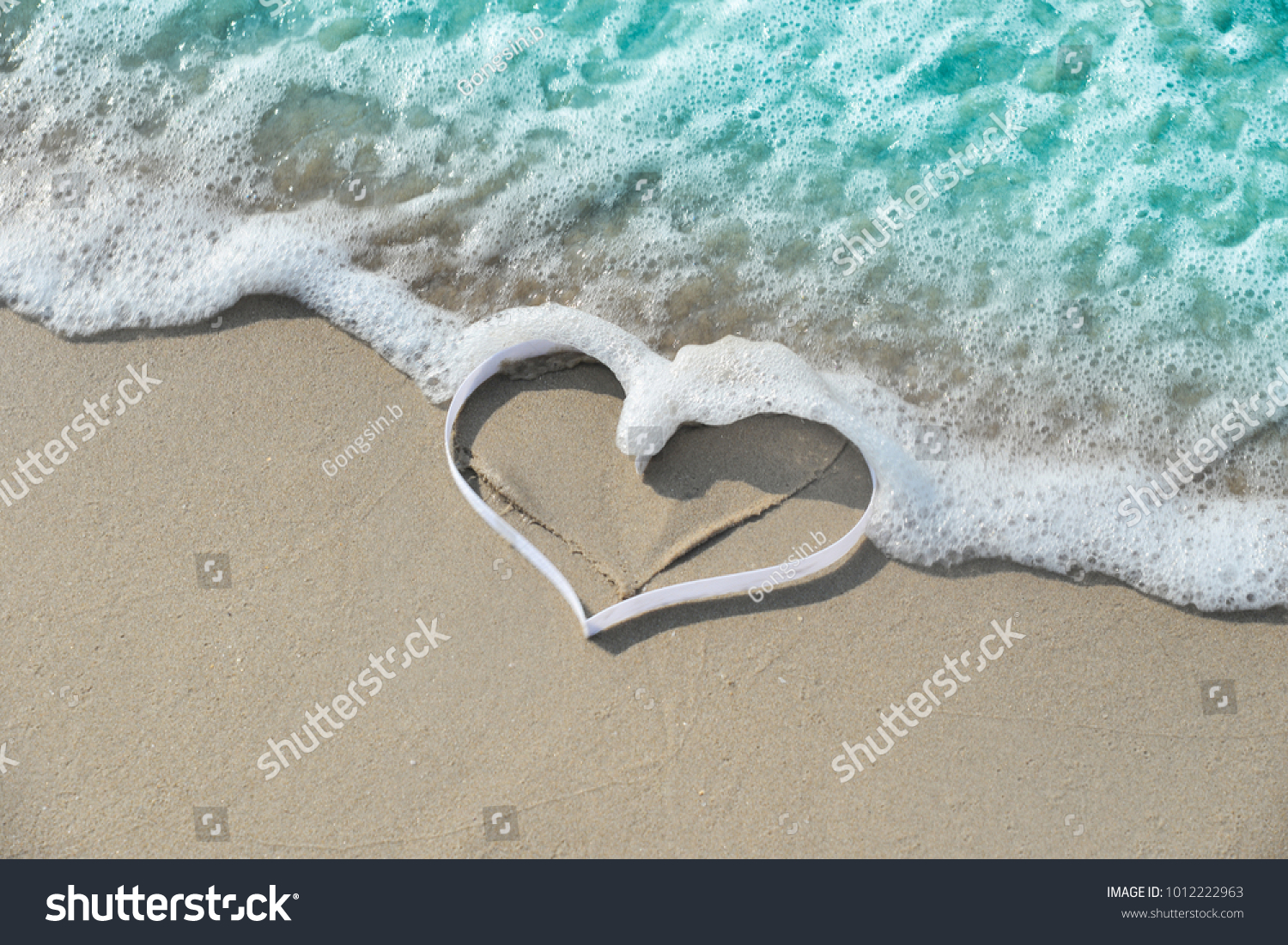 Society6 ケース Summer Love beach sand Heart il_1080xN.583331475_ojy9.jpg