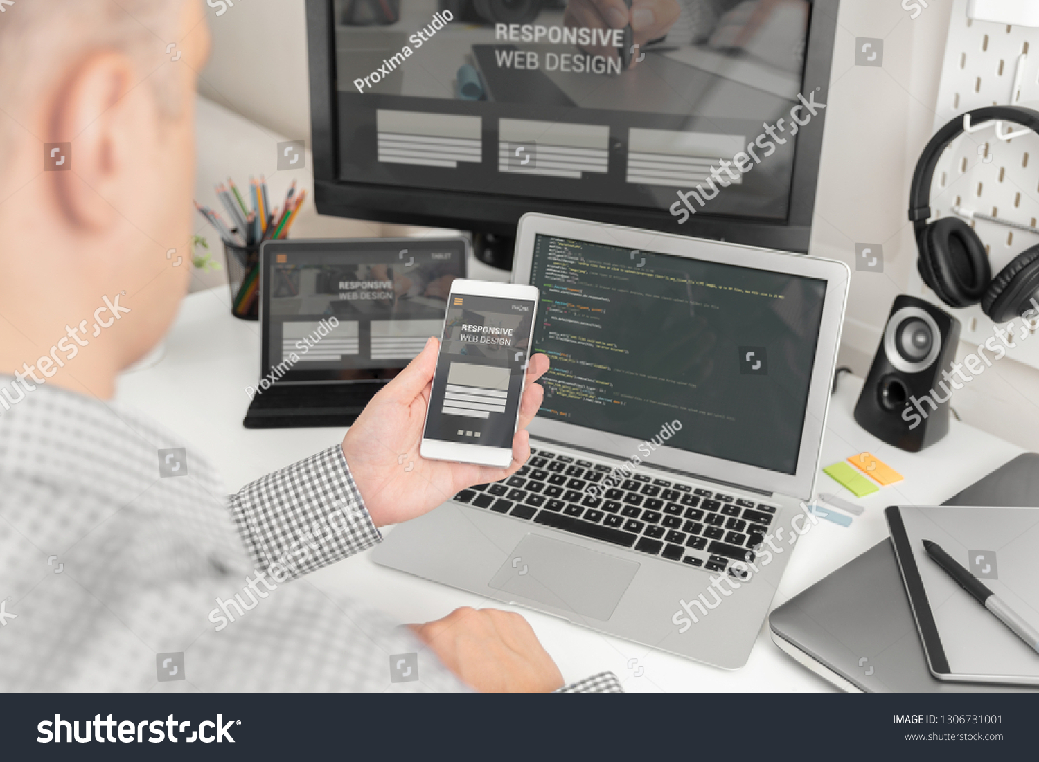 209 Smartphone Multiple Brands Images, Stock Photos & Vectors ...