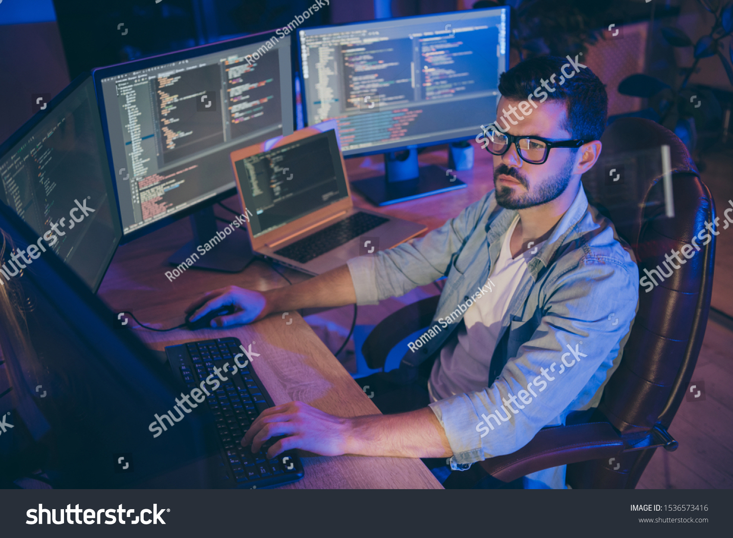 5,256 Computer Monitor Work Station Images, Stock Photos & Vectors ...