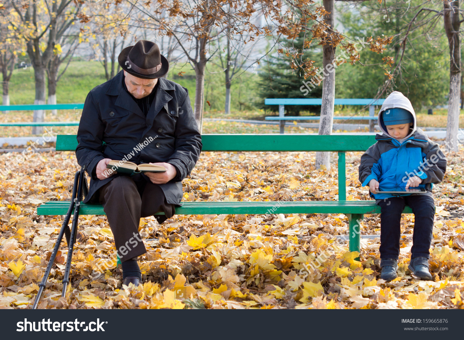 мальчик с книжкой в парке осенью. парка для мальчика. мальчик с девочкой на скамейке. мальчишка в парке. мальчик сидит на траве.