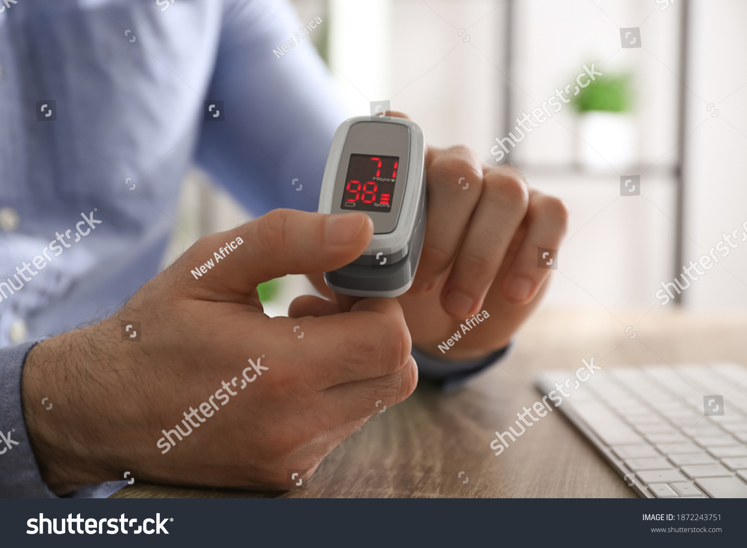 181 Man Check Measures Level Oxygen Blood Images, Stock Photos