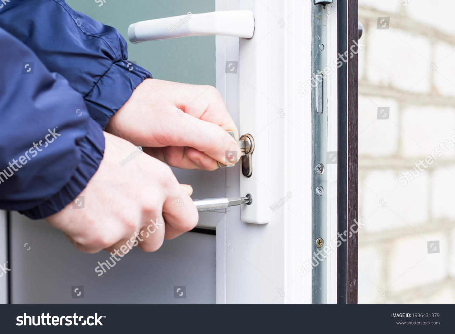 запертая дверь. Salto замки. вскрытие офисной двери. личинка замка двери 45х45 входной. как вскрыть замок пластиковой двери.