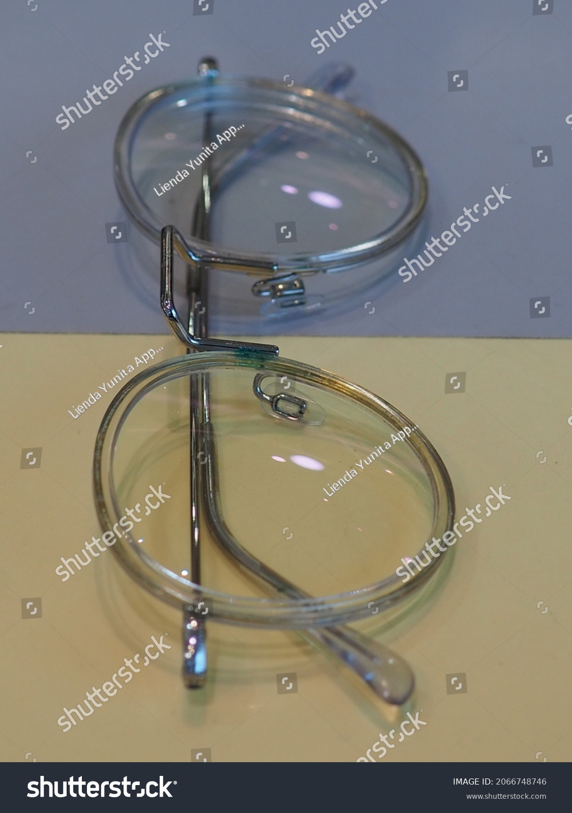 146 Kacamata Pria Images, Stock Photos & Vectors | Shutterstock