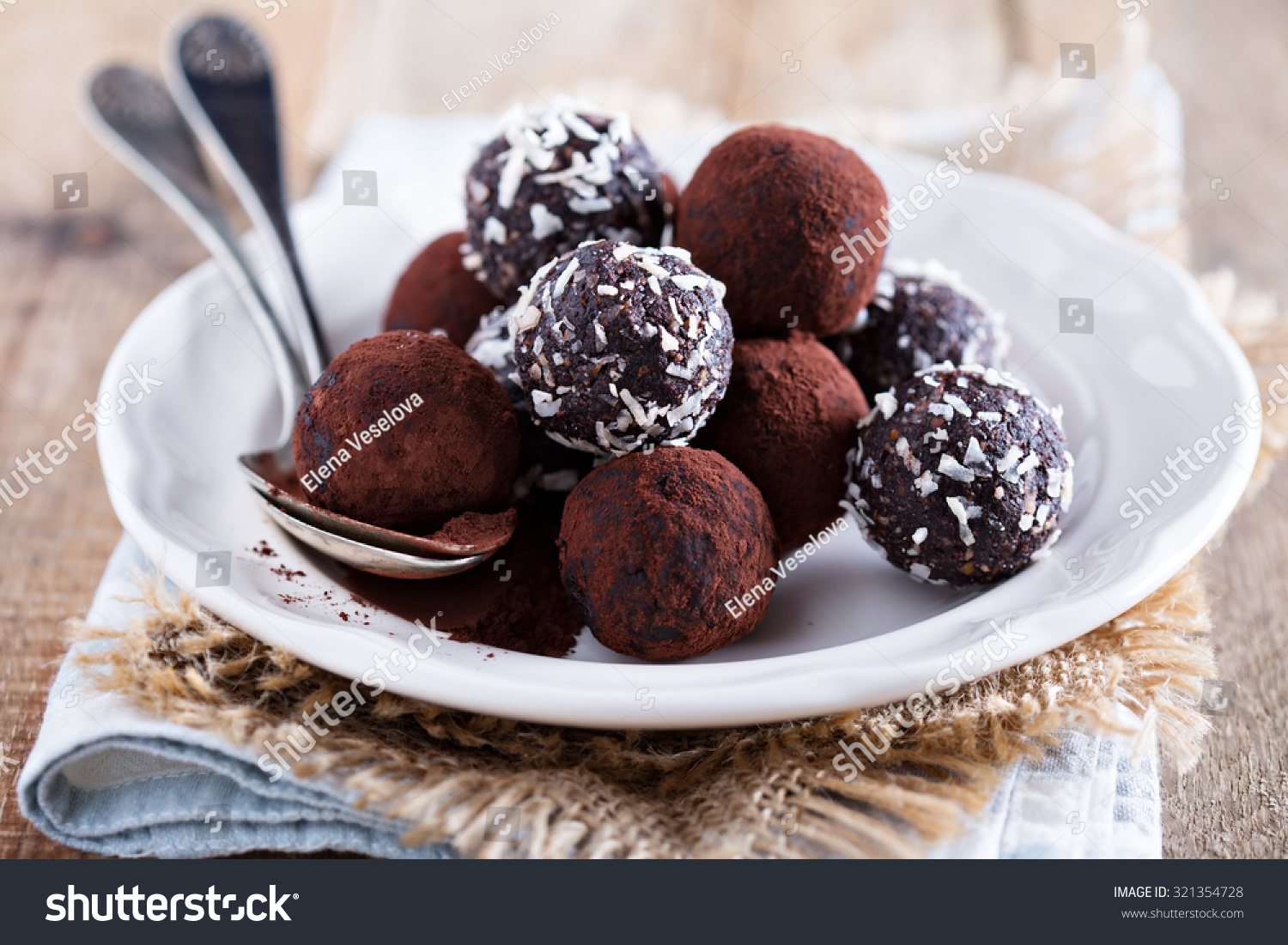 сладости. сладости из сухофруктов. конфеты без сахара. шоколадные трюфели. домашние конфеты без сахара.